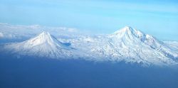 B-800px-Agry(ararat)_view_from_plane_under_naxcivan_sharur